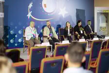<p>Forum Ekonomiczne w Karpaczu. Dyskusja &bdquo;Rosyjska propaganda i dezinformacja jako broń w geopolityce&rdquo; zorganizowana przez Biuro Wsp&oacute;łpracy z Zagranicą Urzędu Miejskiego Wrocławia</p>